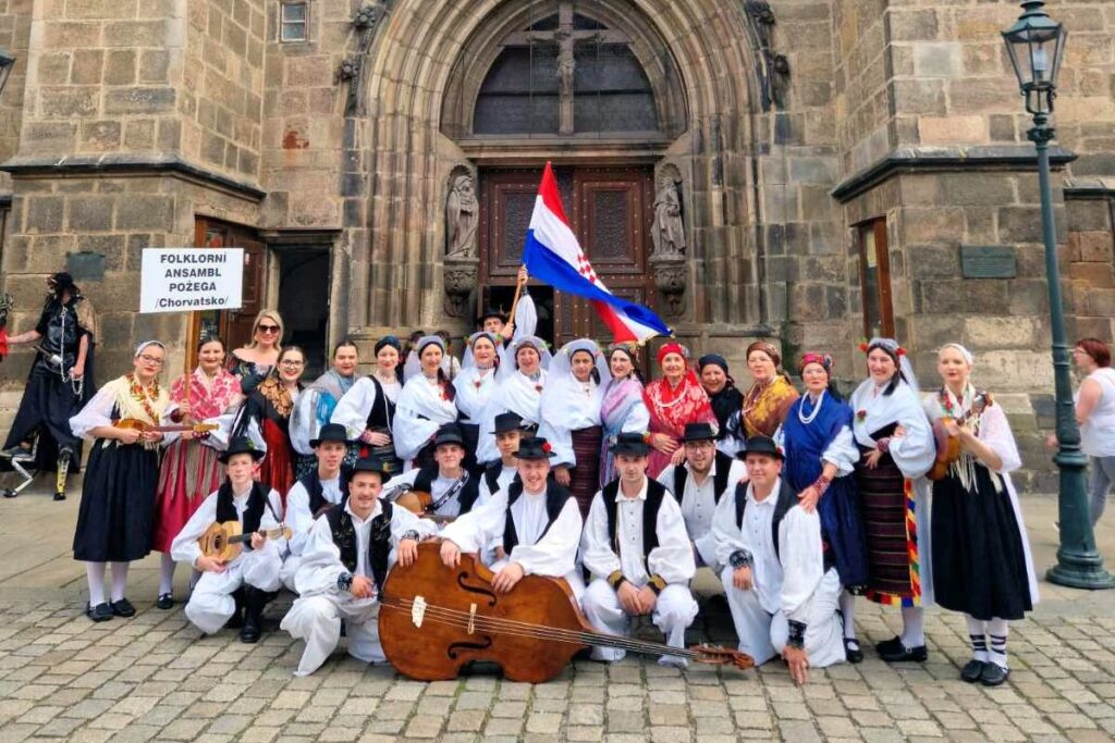 Zlatne žice Slavonije - Najveći festival tamburaške glazbe u Hrvatskoj - Zlatne žice Slavonije predstavljene u Češkoj